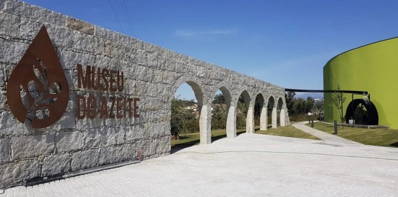 Fachada de pedra e arcadas do Museu do Azeite